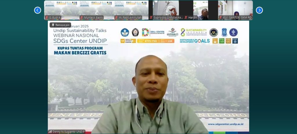 Prof. Dr. Denny Nugroho Sugianto, S.T., M.Si memberikan sertifikat kepada keempat narasumber