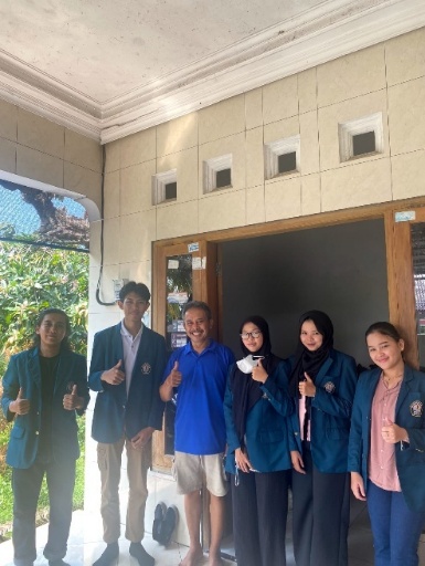 A group of people standing in front of a building
AI-generated content may be incorrect.